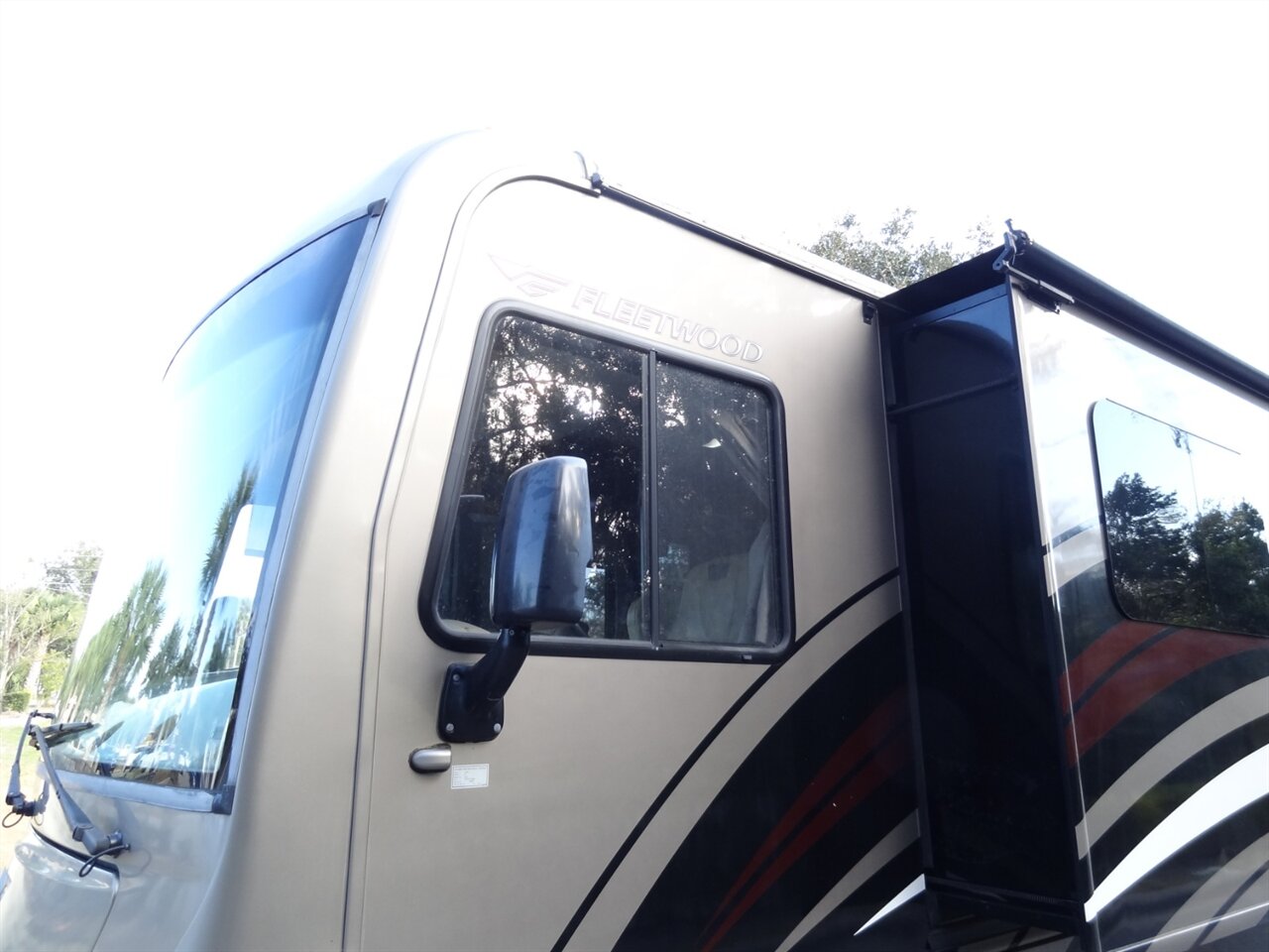 2015 Fleetwood Flair 26D Class A   - Photo 12 - Deland, FL 32720