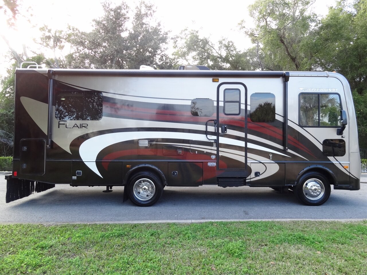2015 Fleetwood Flair 26D Class A   - Photo 8 - Deland, FL 32720