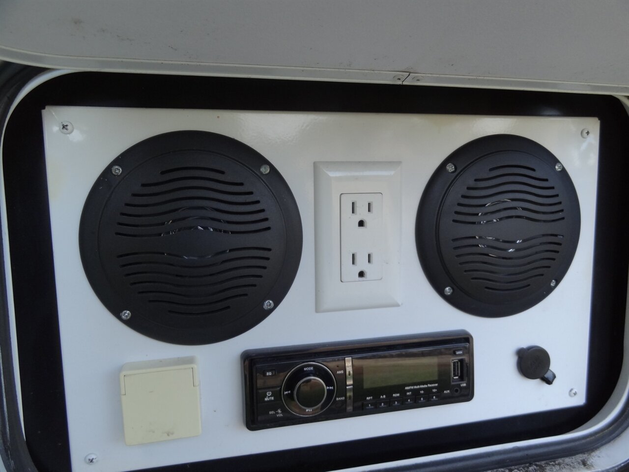 2015 Fleetwood Flair 26D Class A   - Photo 19 - Deland, FL 32720