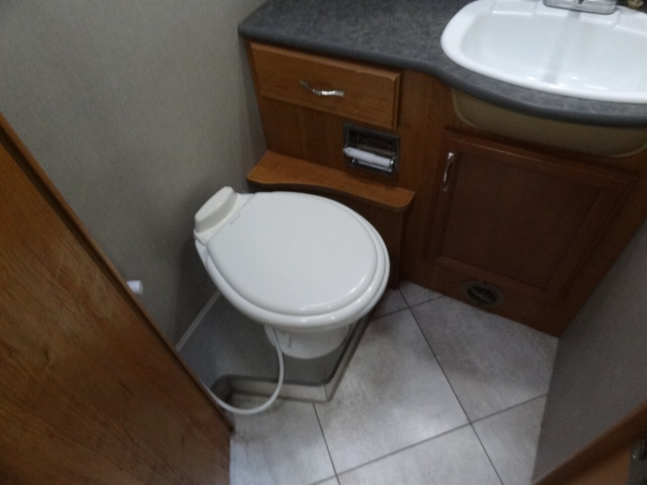 2015 Fleetwood Flair 26D Class A   - Photo 59 - Deland, FL 32720