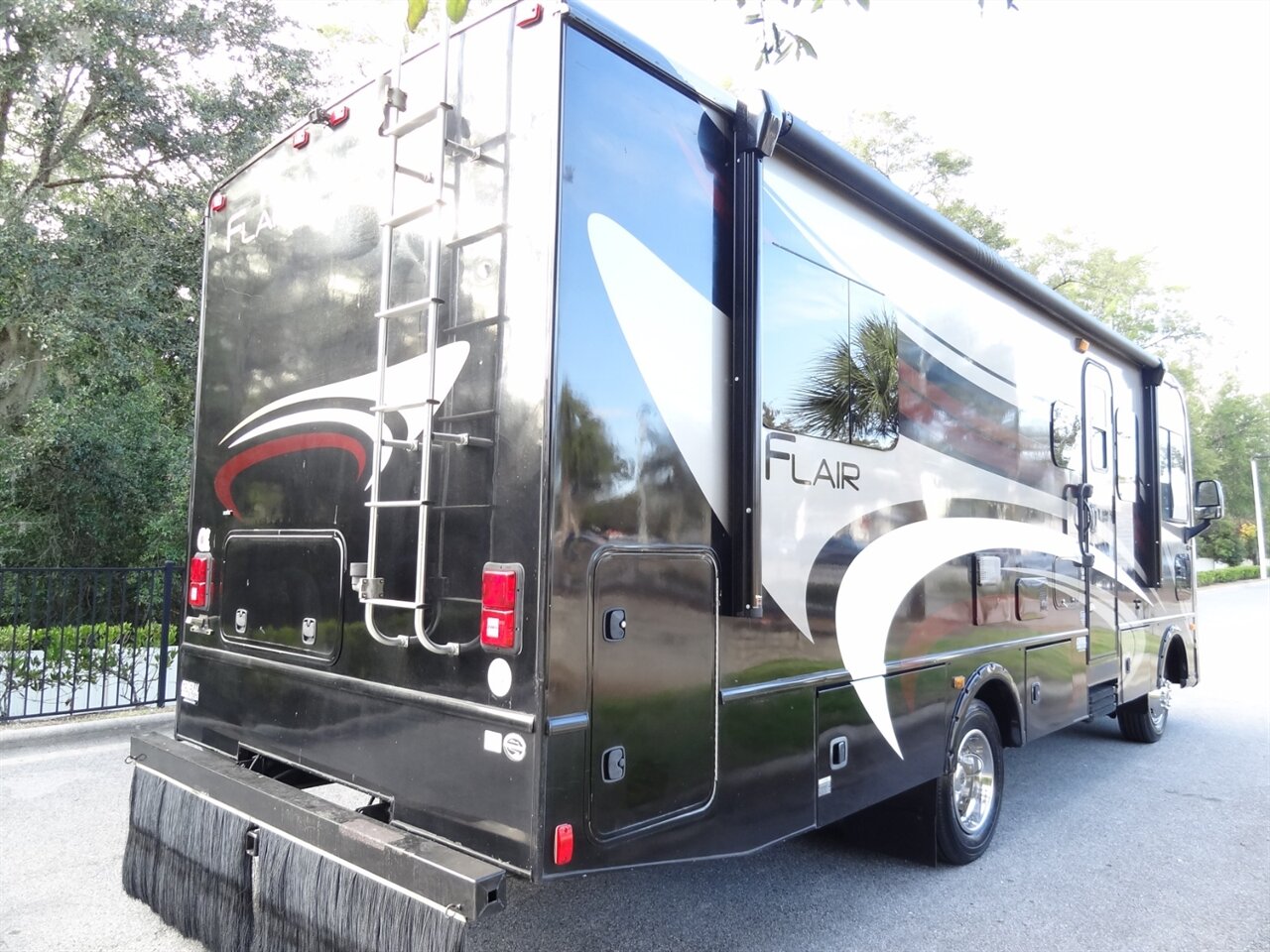 2015 Fleetwood Flair 26D Class A   - Photo 9 - Deland, FL 32720