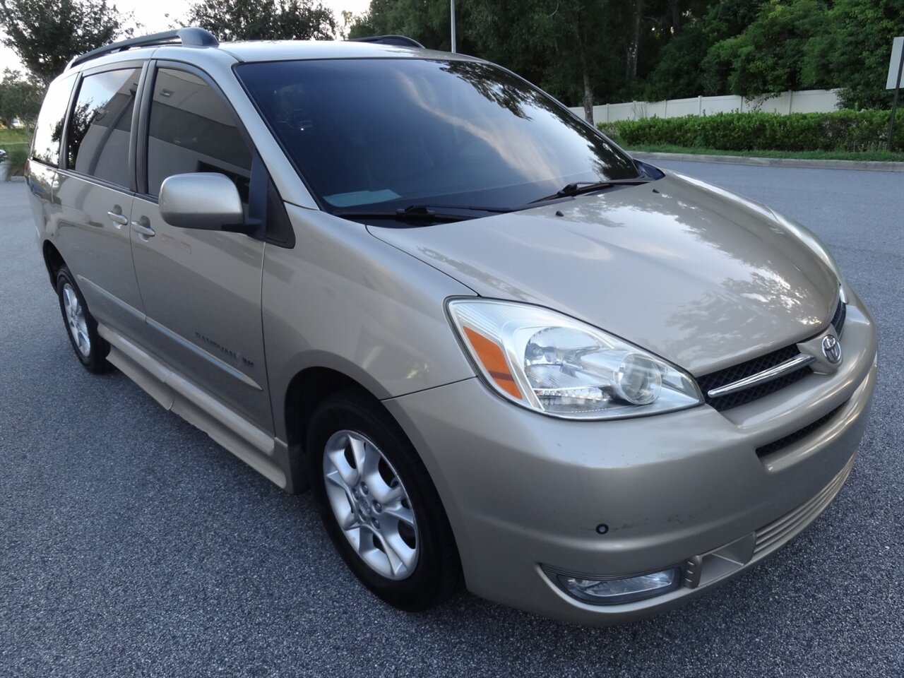 2004 Toyota Sienna XLE 7 Passenger - Photo 1 - Deland, FL 32720