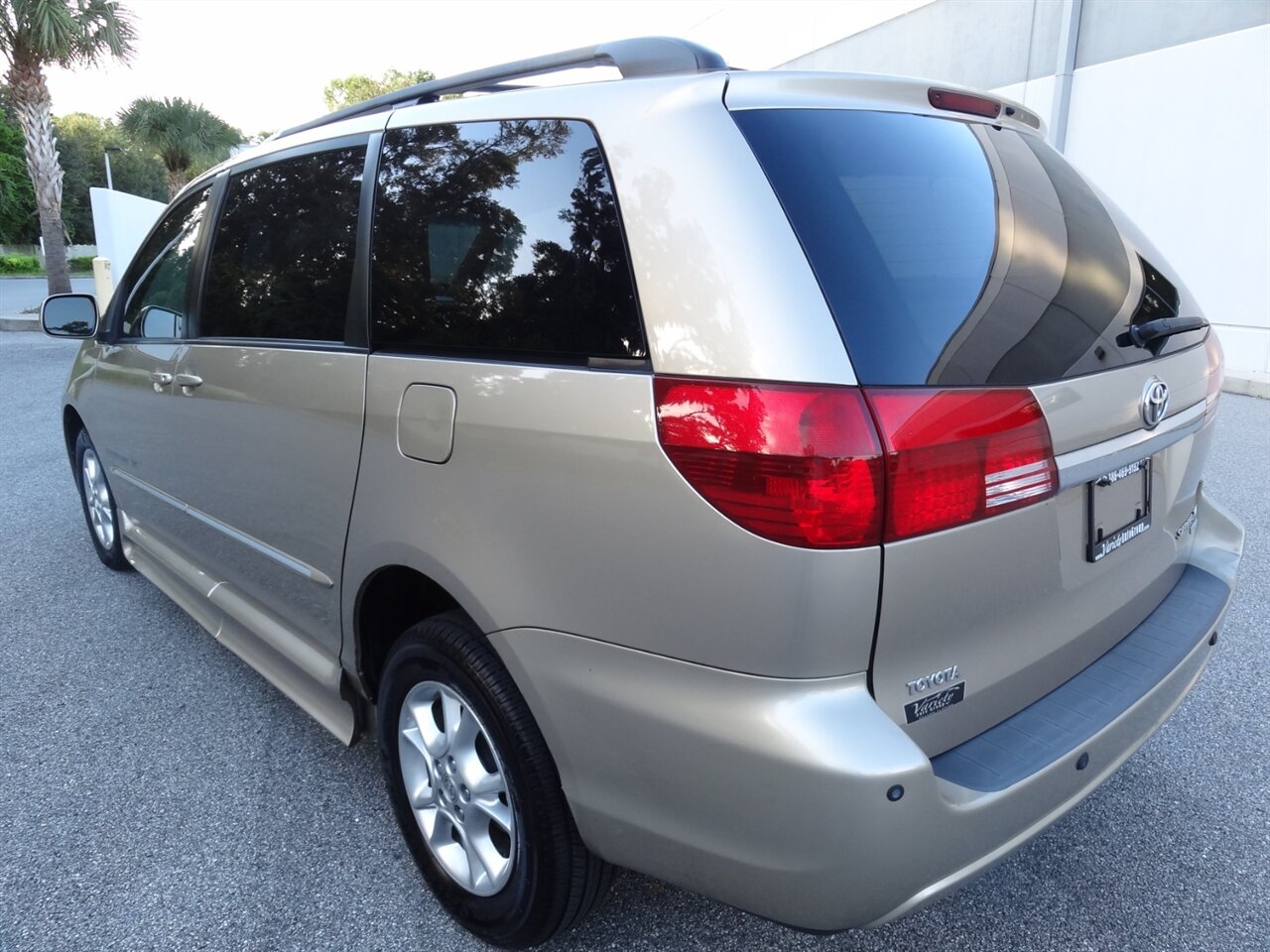 2004 Toyota Sienna XLE 7 Passenger - Photo 4 - Deland, FL 32720
