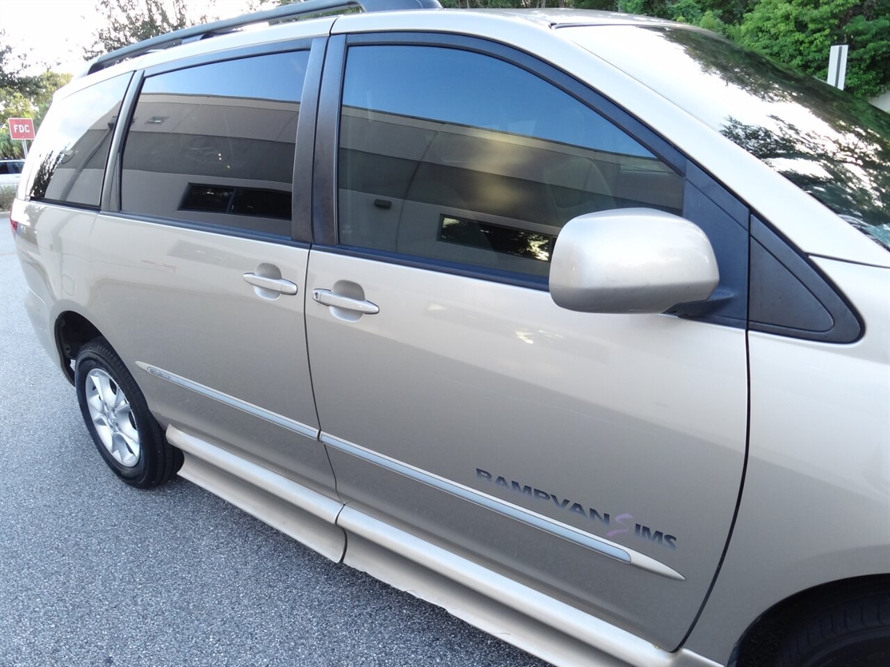 2004 Toyota Sienna XLE 7 Passenger - Photo 11 - Deland, FL 32720