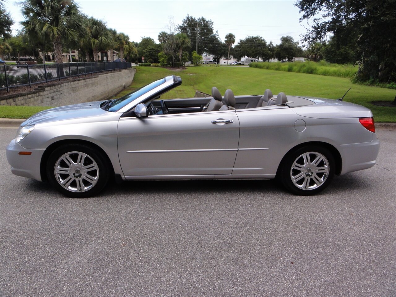 2008 Chrysler Sebring Limited - Photo 7 - Deland, FL 32720