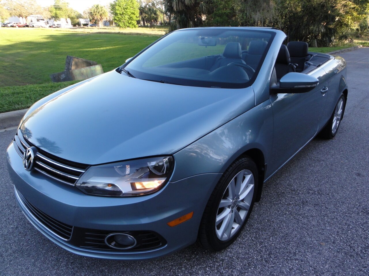 2012 Volkswagen Eos Komfort SULEV  Premium hard top convertible - Photo 2 - Deland, FL 32720