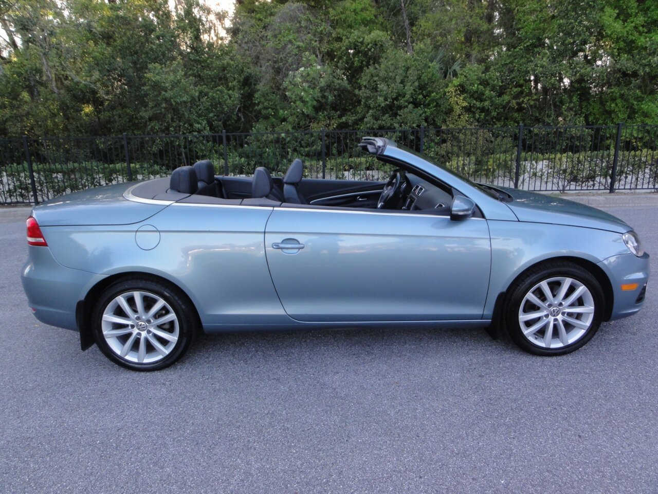 2012 Volkswagen Eos Komfort SULEV  Premium hard top convertible - Photo 21 - Deland, FL 32720