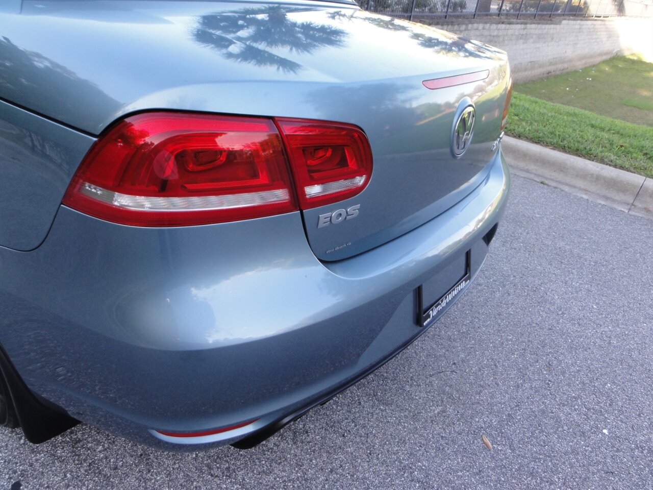 2012 Volkswagen Eos Komfort SULEV  Premium hard top convertible - Photo 29 - Deland, FL 32720
