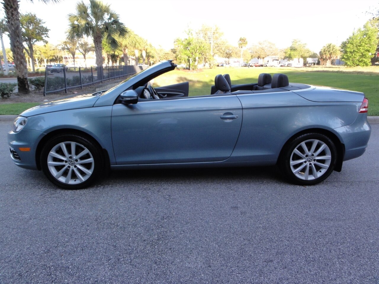 2012 Volkswagen Eos Komfort SULEV  Premium hard top convertible - Photo 23 - Deland, FL 32720