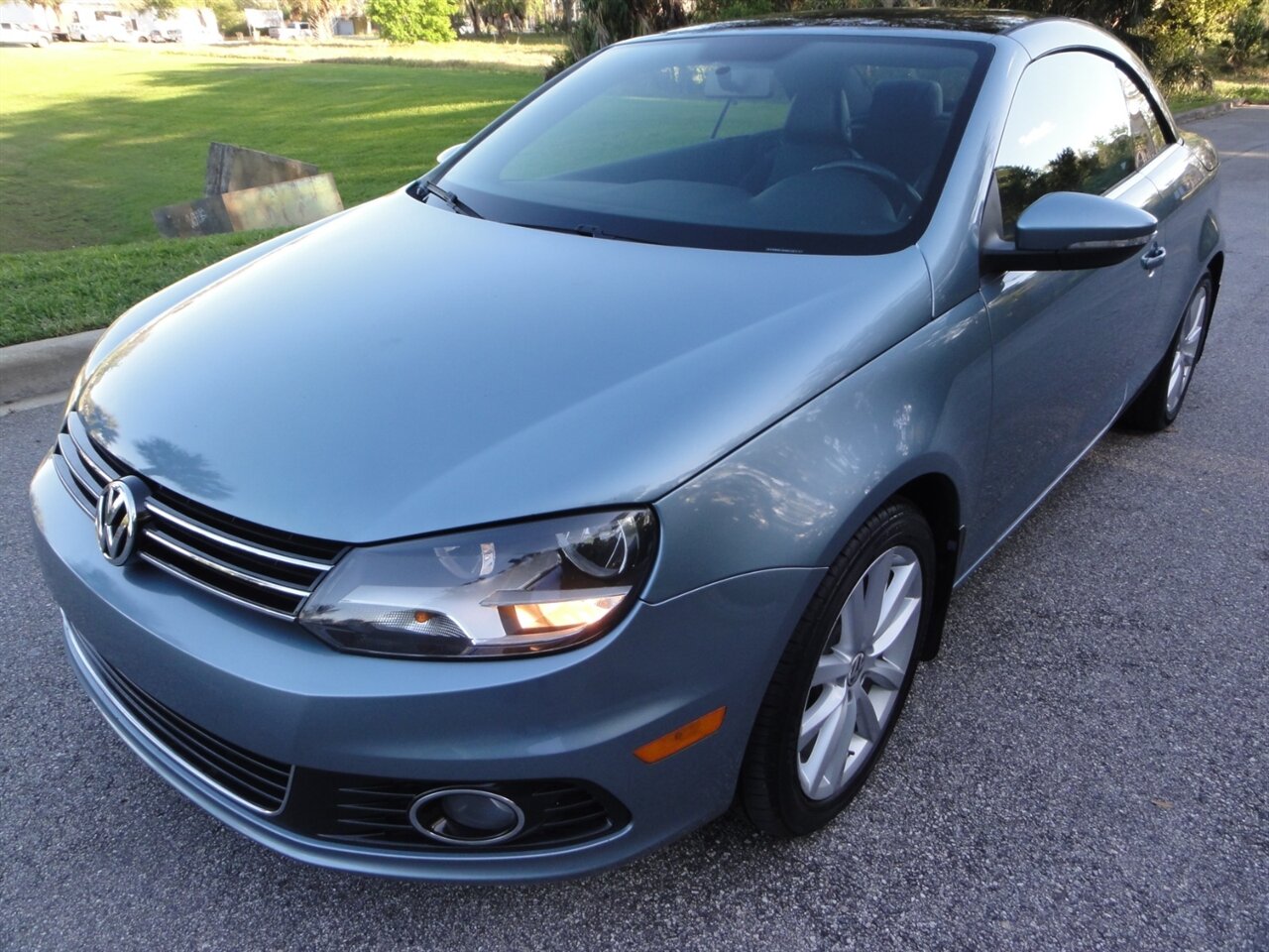 2012 Volkswagen Eos Komfort SULEV  Premium hard top convertible - Photo 6 - Deland, FL 32720