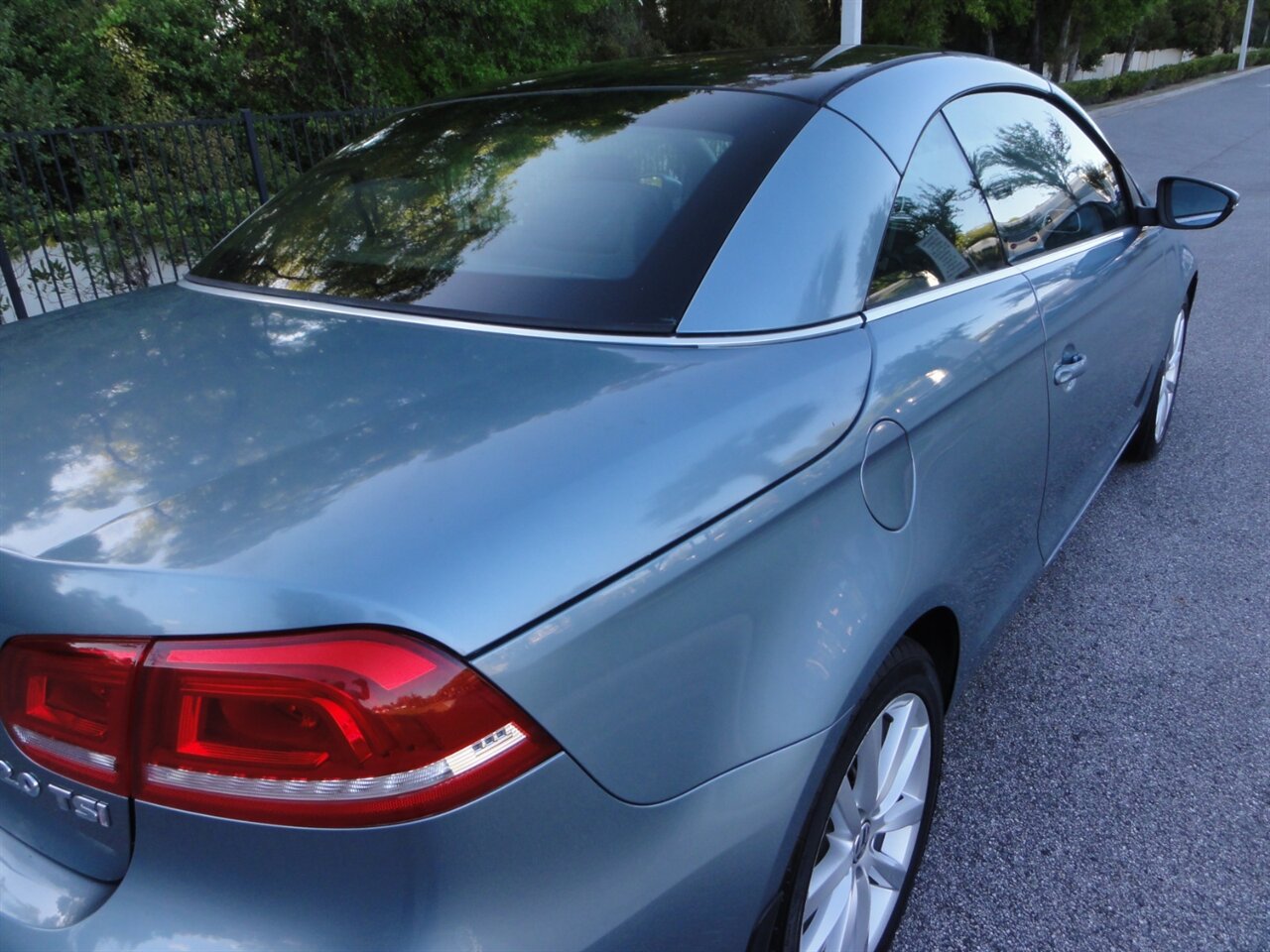 2012 Volkswagen Eos Komfort SULEV  Premium hard top convertible - Photo 17 - Deland, FL 32720