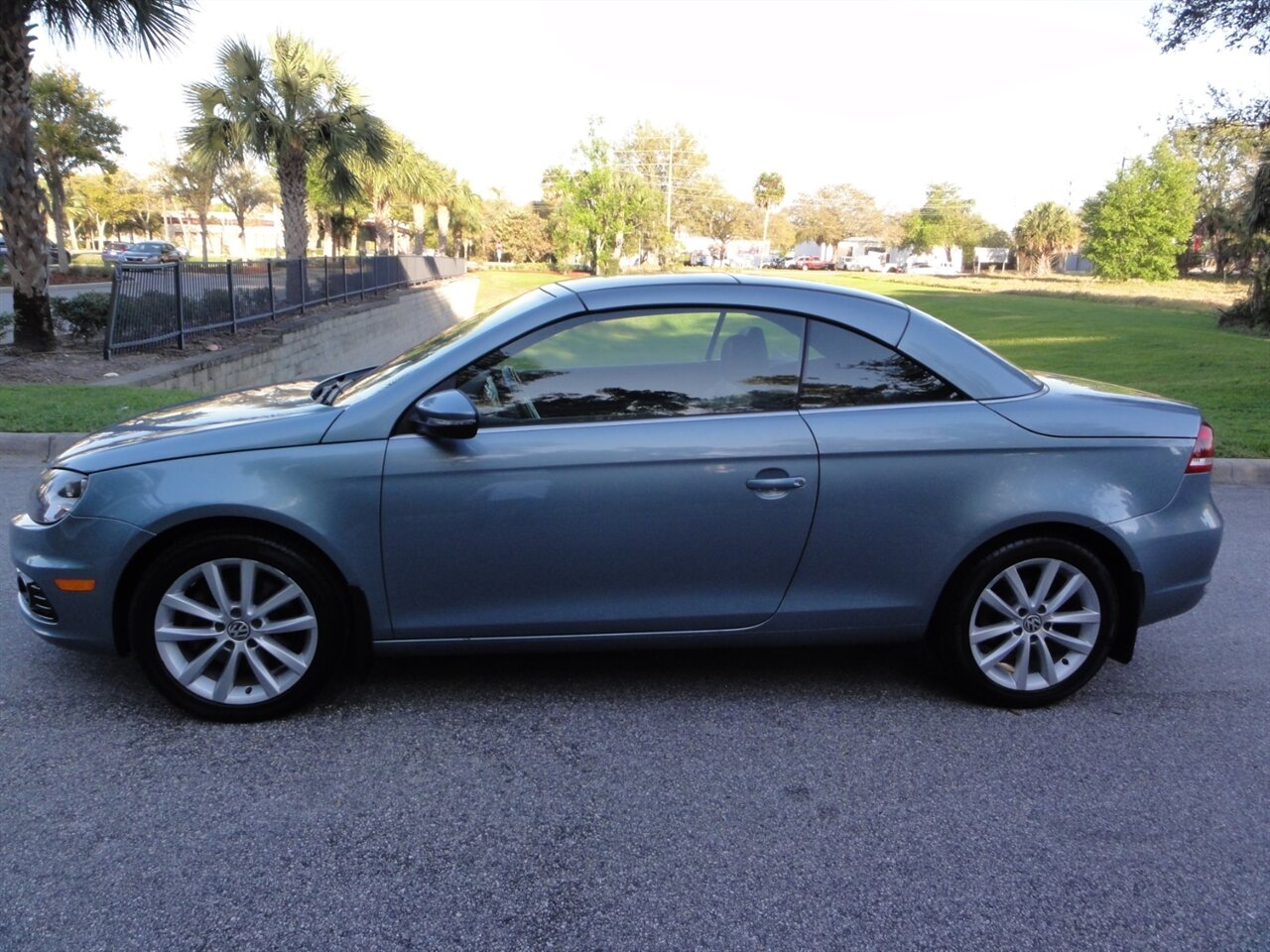 2012 Volkswagen Eos Komfort SULEV  Premium hard top convertible - Photo 24 - Deland, FL 32720