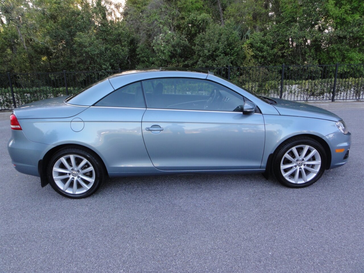 2012 Volkswagen Eos Komfort SULEV  Premium hard top convertible - Photo 22 - Deland, FL 32720