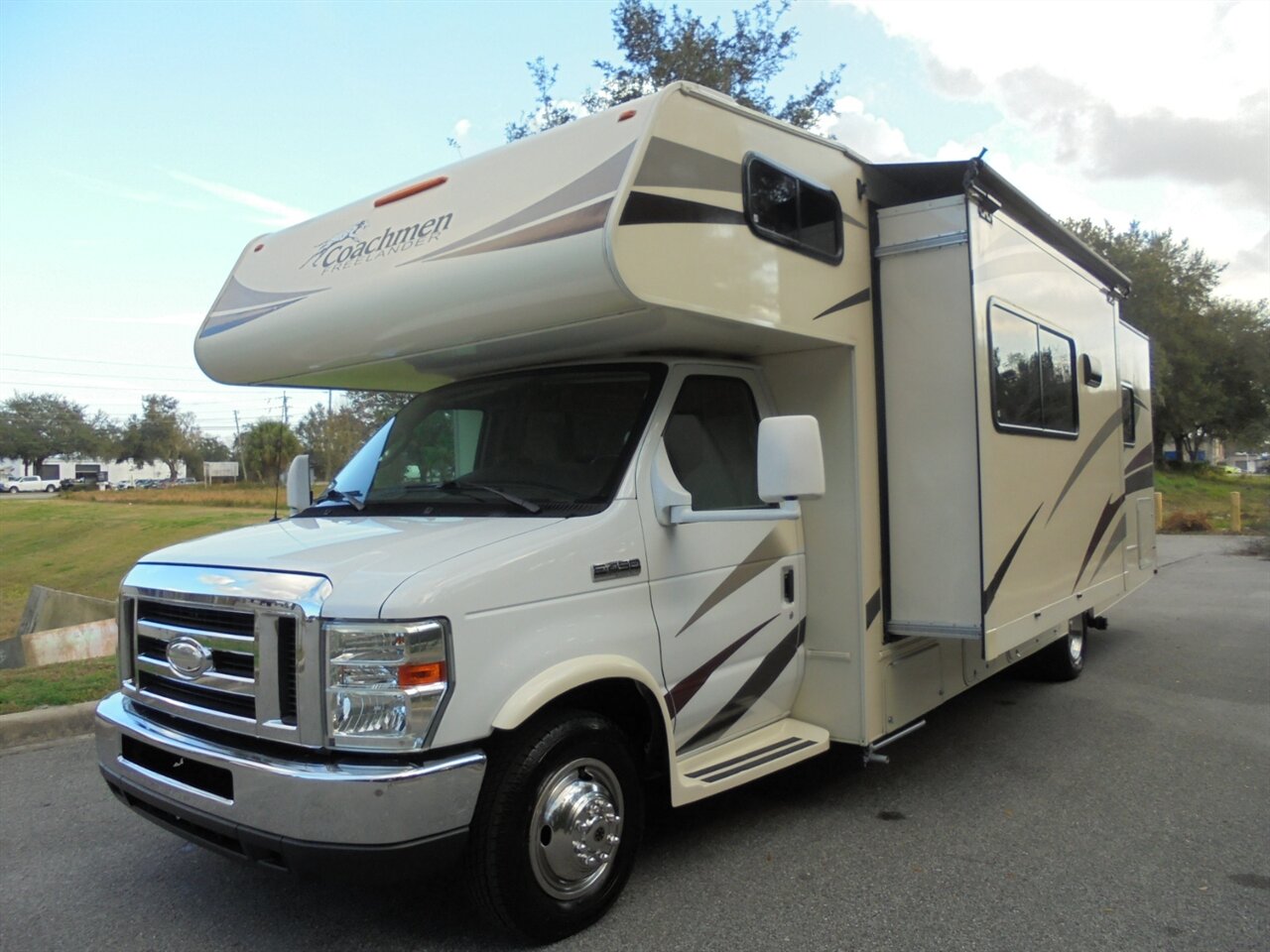 2016 Coachmen Freelander 29KS   - Photo 2 - Deland, FL 32720