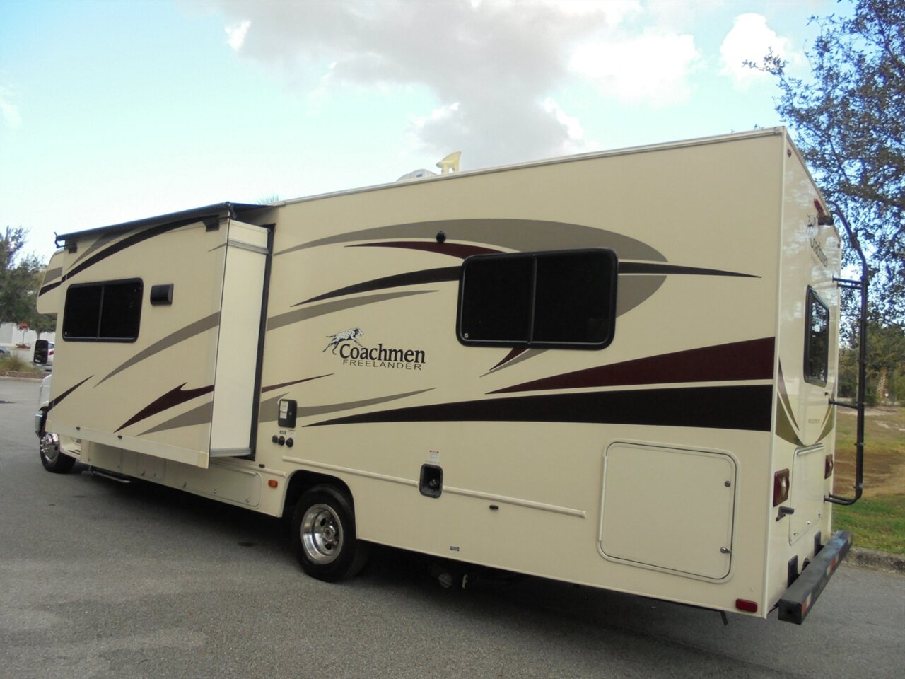 2016 Coachmen Freelander 29KS   - Photo 9 - Deland, FL 32720