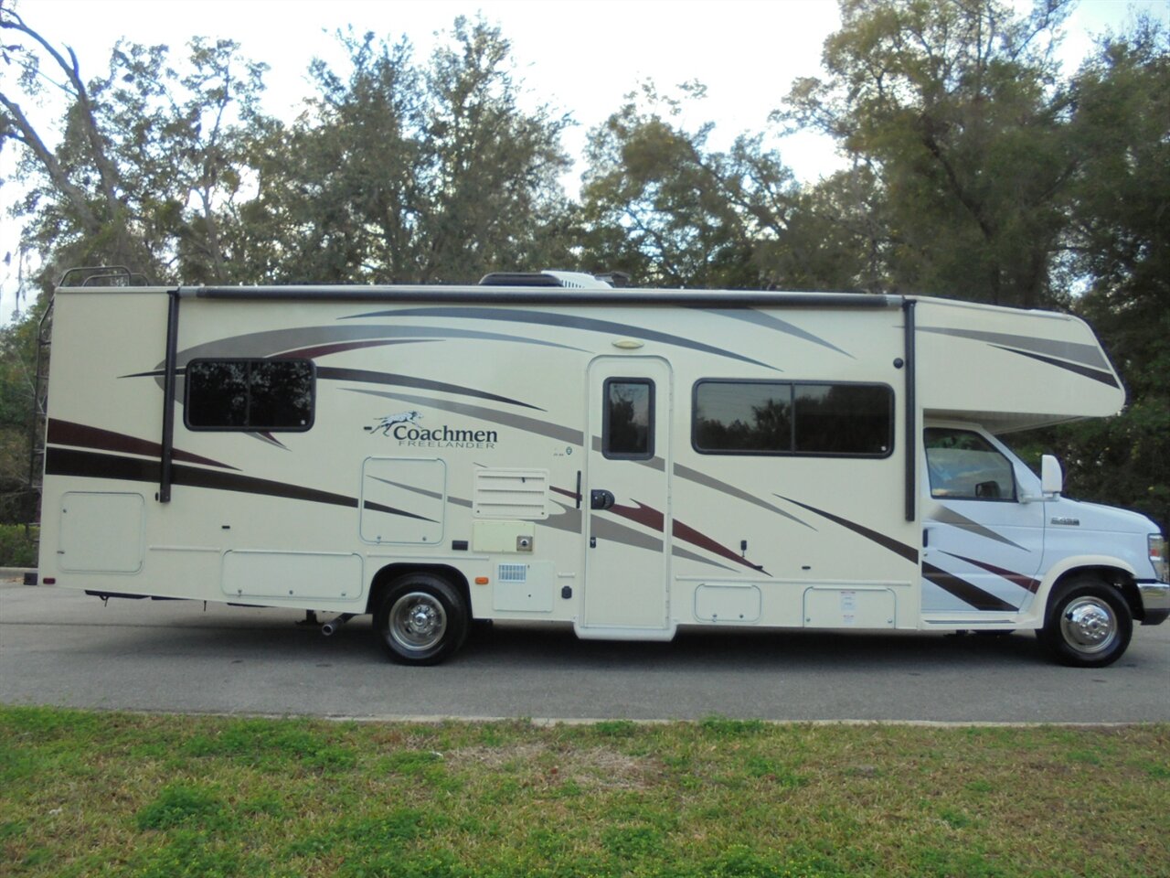 2016 Coachmen Freelander 29KS   - Photo 7 - Deland, FL 32720