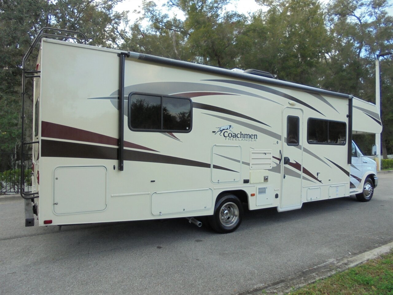 2016 Coachmen Freelander 29KS   - Photo 8 - Deland, FL 32720