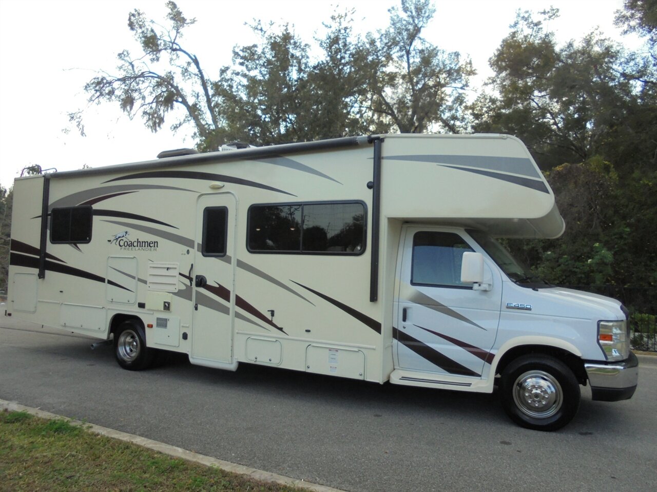 2016 Coachmen Freelander 29KS   - Photo 6 - Deland, FL 32720