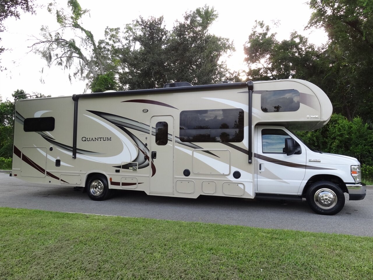 2017 Thor Quantum LF31   - Photo 9 - Deland, FL 32720