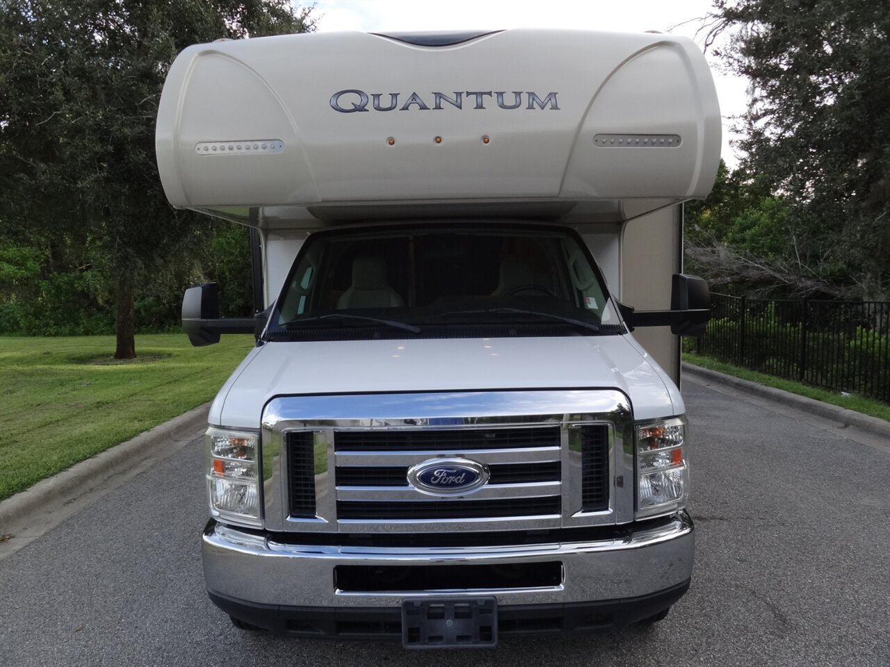 2017 Thor Quantum LF31   - Photo 2 - Deland, FL 32720