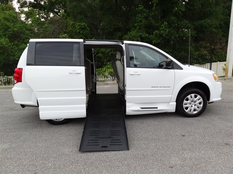 2014 Dodge Grand Caravan SE  Braun Entervan handicap van