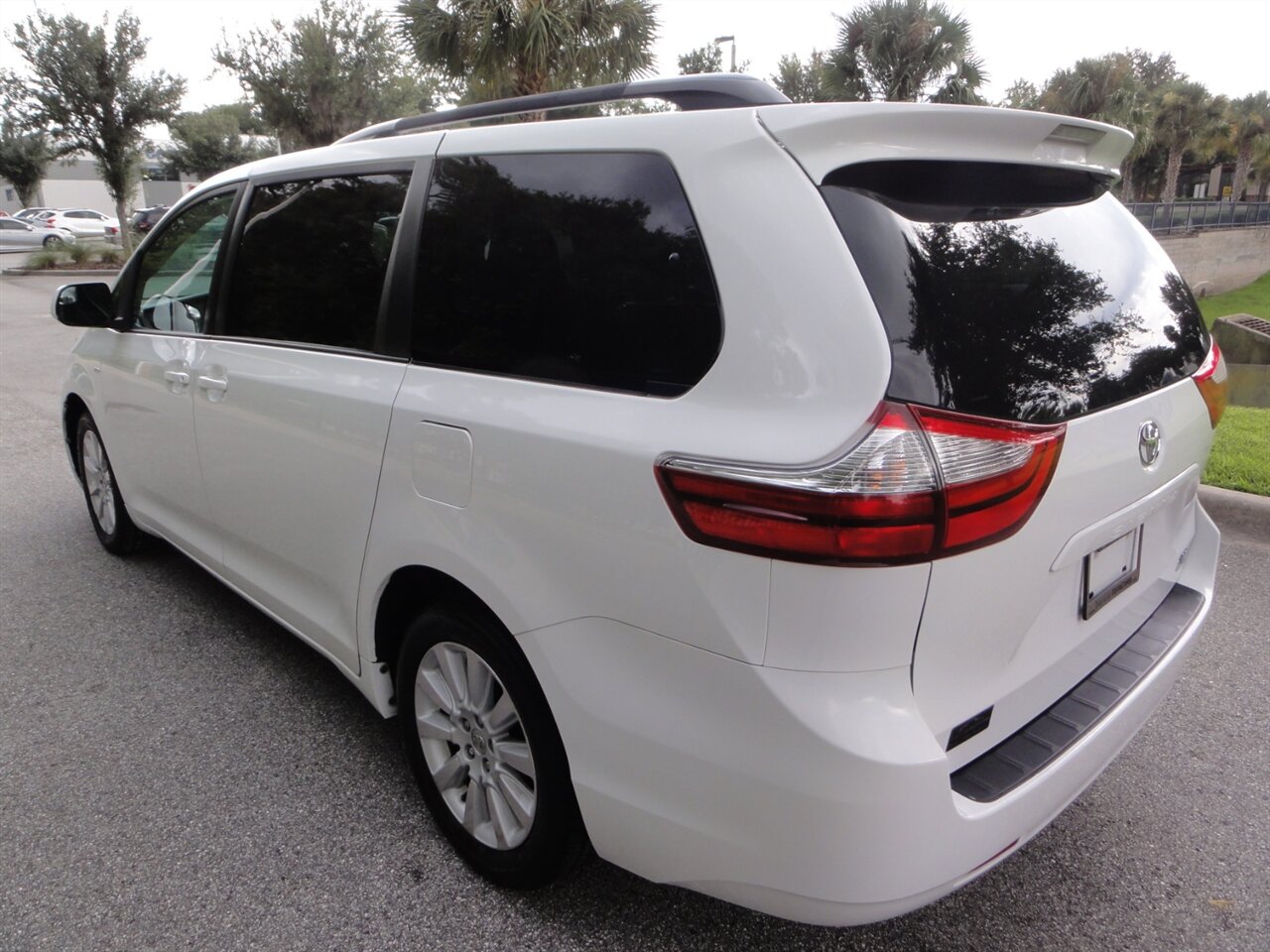 2016 Toyota Sienna LE 7-Passenger All Wheel Drive - Photo 4 - Deland, FL 32720