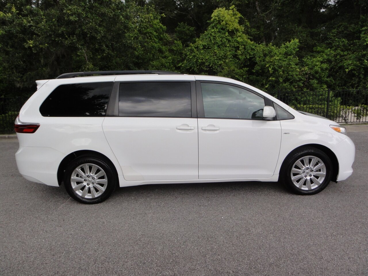 2016 Toyota Sienna LE 7-Passenger All Wheel Drive - Photo 15 - Deland, FL 32720