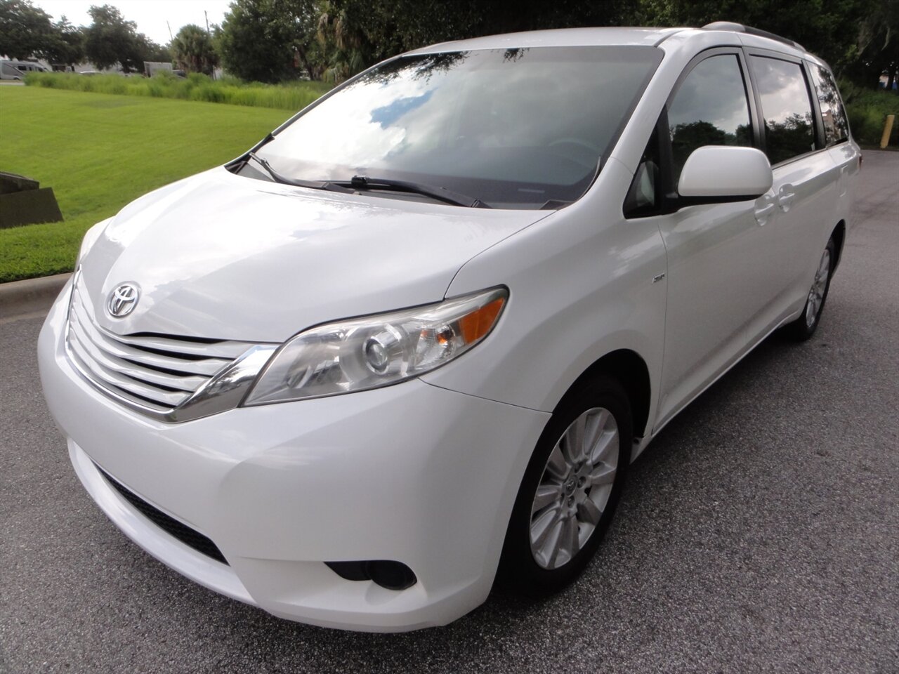2016 Toyota Sienna LE 7-Passenger All Wheel Drive - Photo 2 - Deland, FL 32720