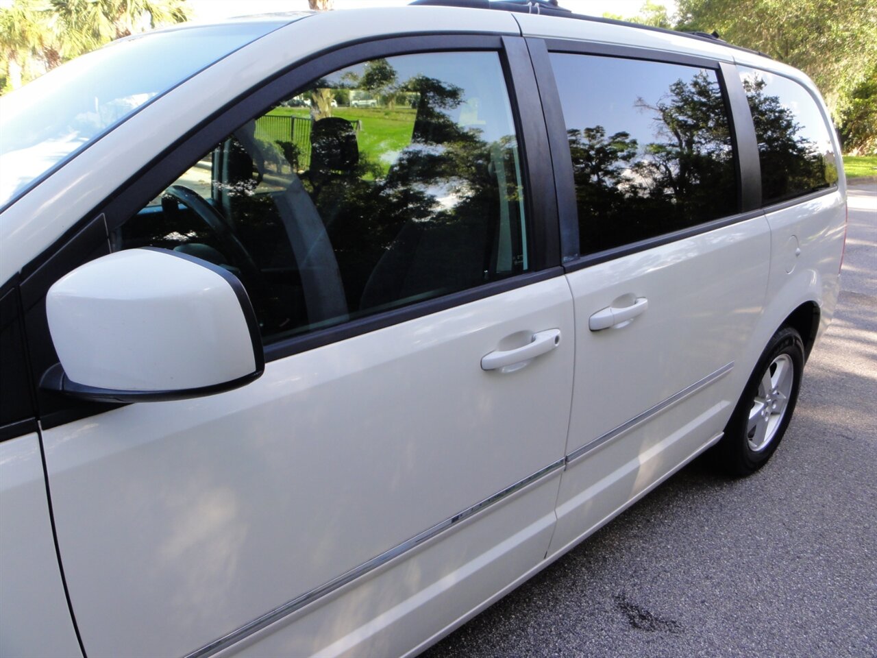 2009 Dodge Grand Caravan SXT   - Photo 13 - Deland, FL 32720
