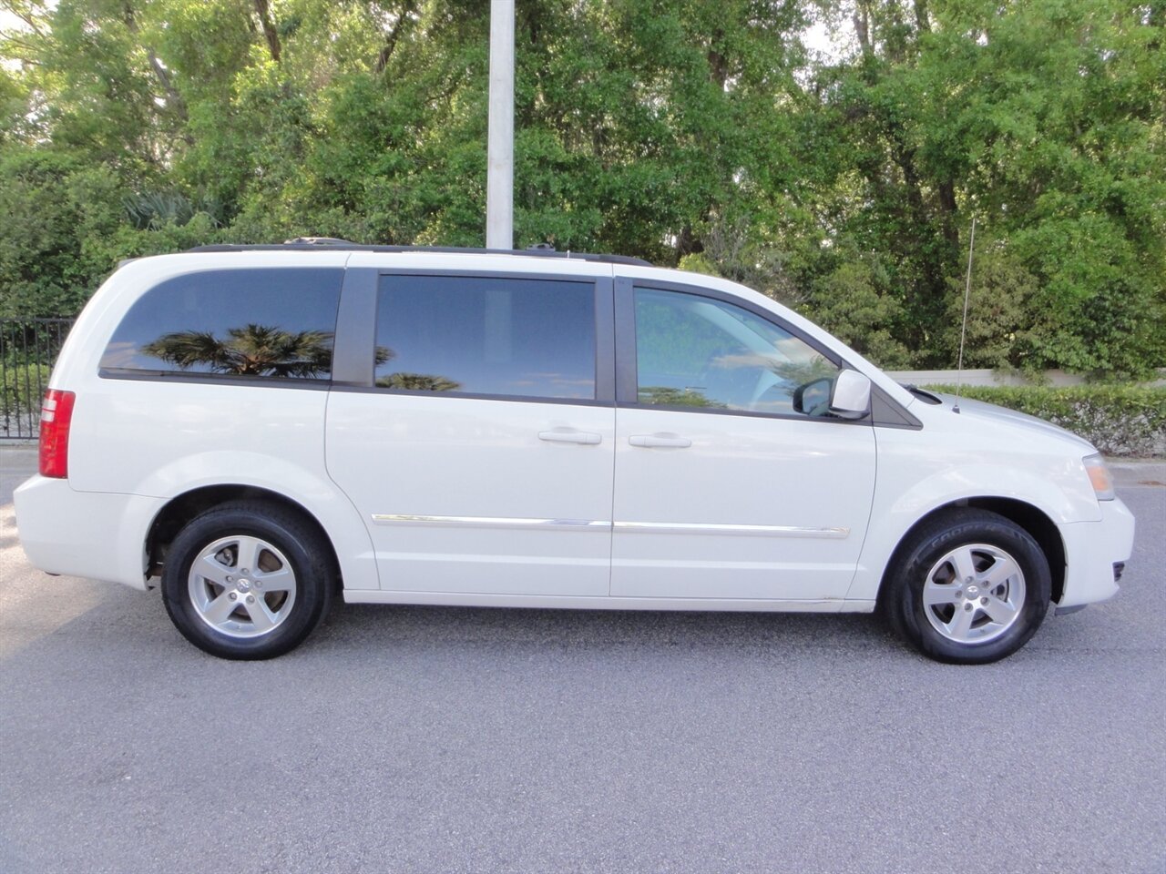 2009 Dodge Grand Caravan SXT   - Photo 17 - Deland, FL 32720