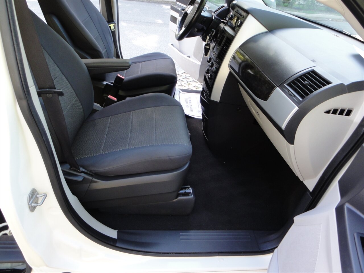 2009 Dodge Grand Caravan SXT   - Photo 48 - Deland, FL 32720