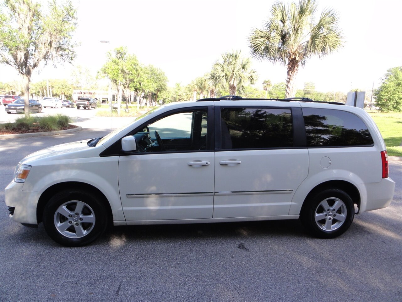 2009 Dodge Grand Caravan SXT   - Photo 18 - Deland, FL 32720