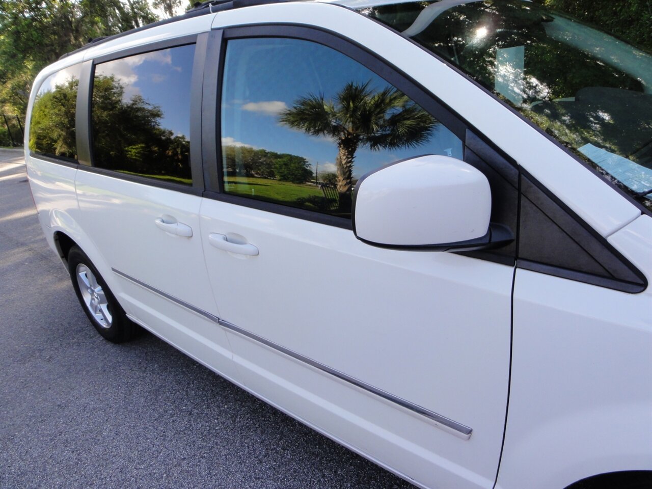2009 Dodge Grand Caravan SXT   - Photo 12 - Deland, FL 32720