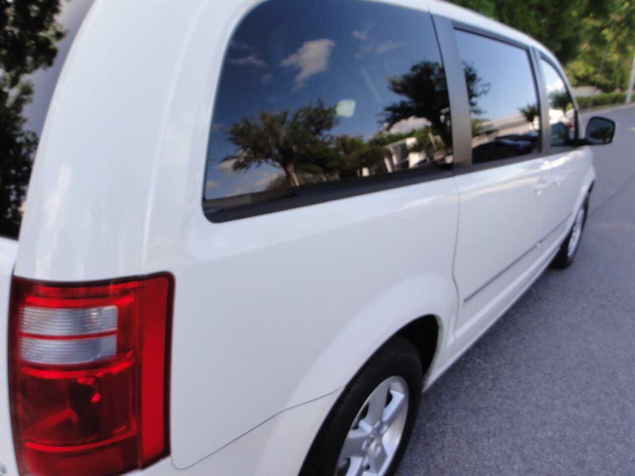 2009 Dodge Grand Caravan SXT   - Photo 15 - Deland, FL 32720