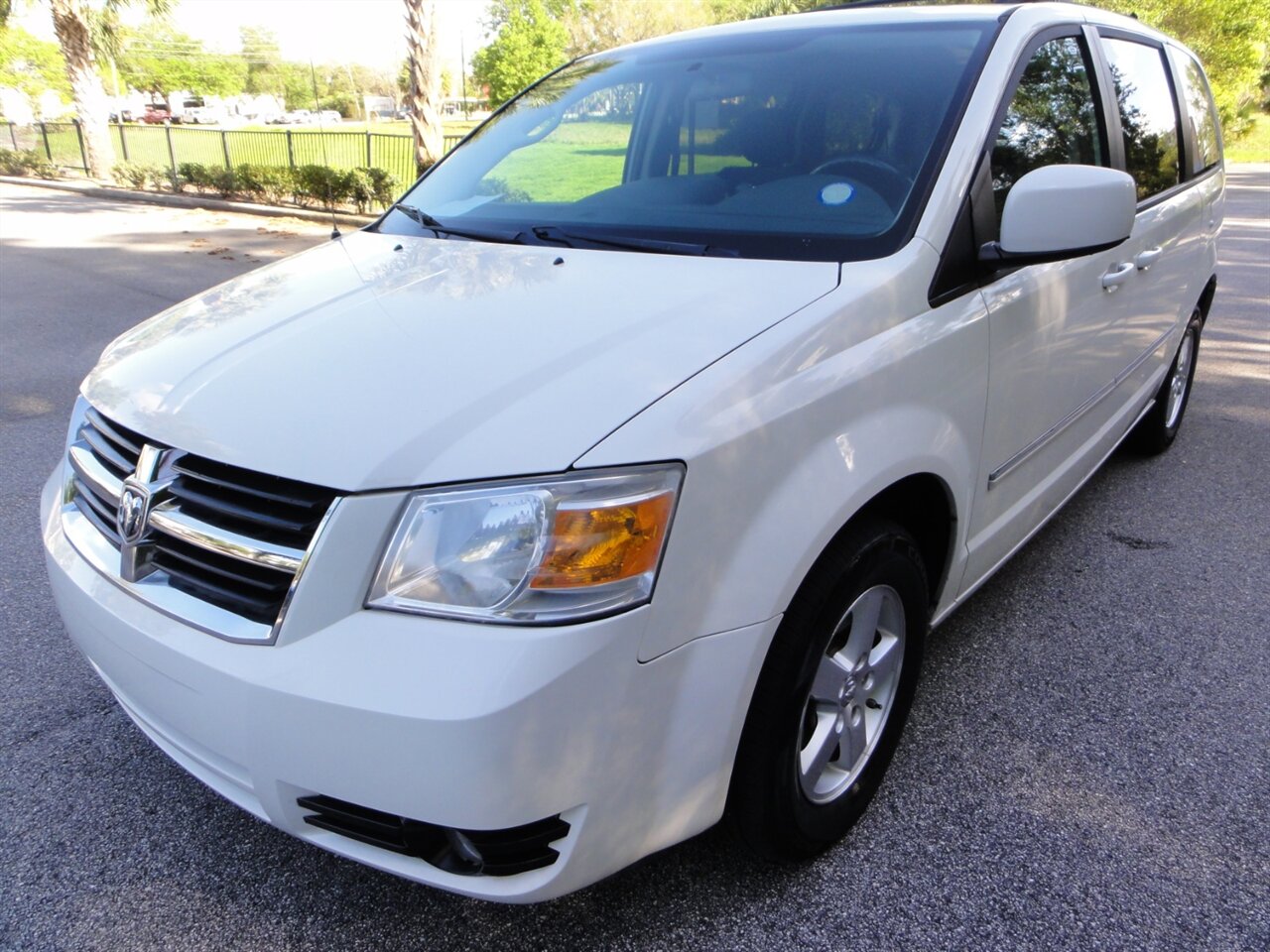 2009 Dodge Grand Caravan SXT   - Photo 2 - Deland, FL 32720