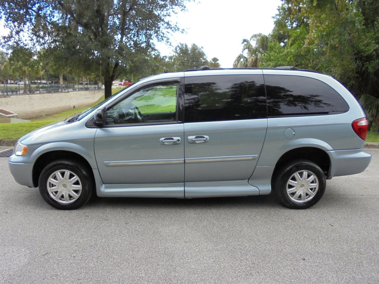 2006 Chrysler Town & Country Touring  VMi wheelchair ramp van - Photo 16 - Deland, FL 32720