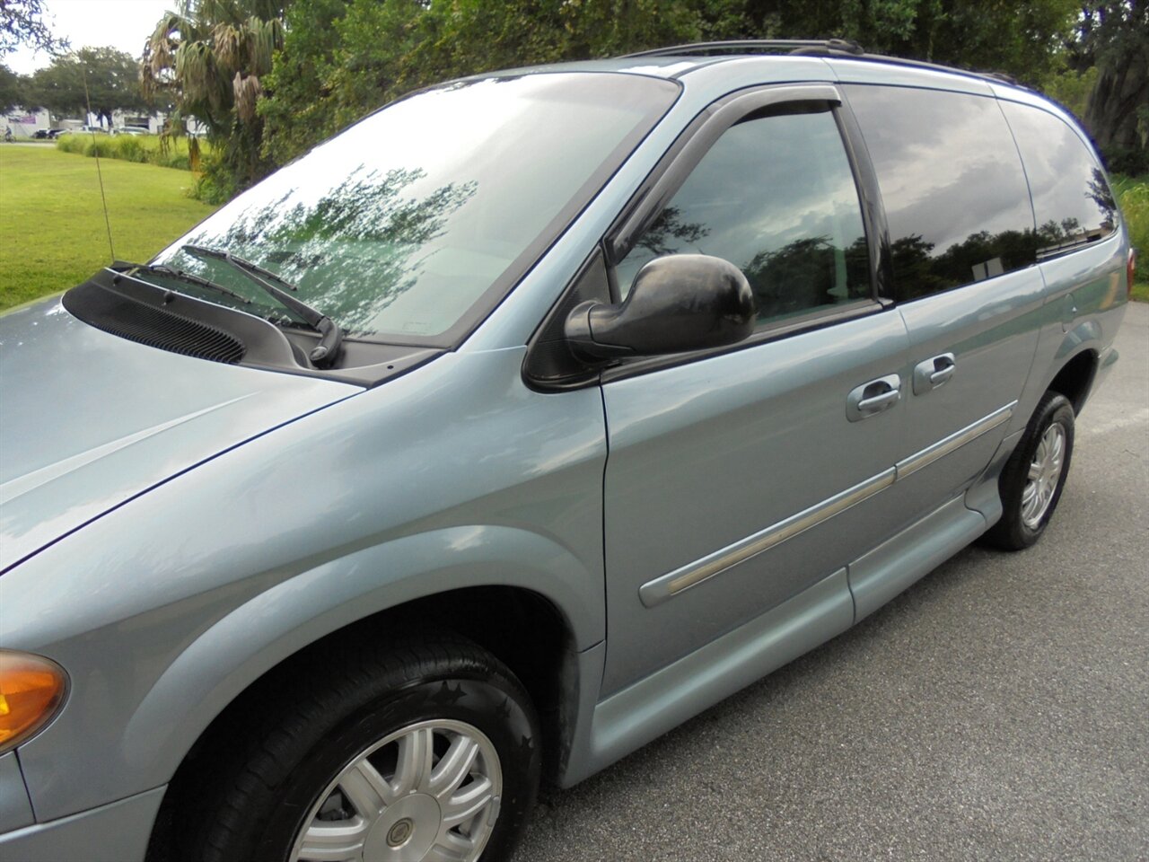 2006 Chrysler Town & Country Touring  VMi wheelchair ramp van - Photo 9 - Deland, FL 32720