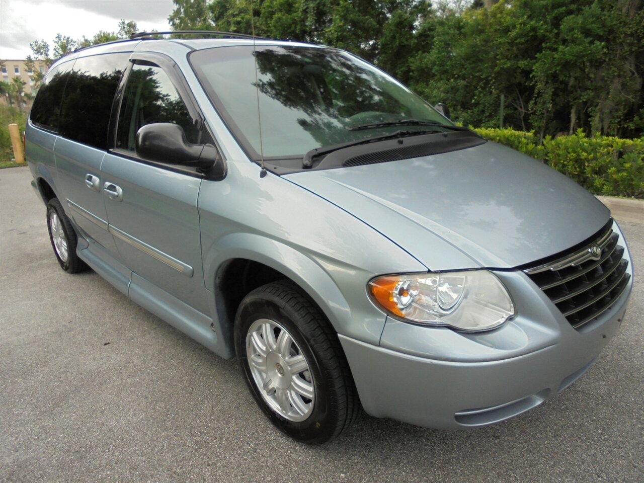 2006 Chrysler Town & Country Touring  VMi wheelchair ramp van - Photo 1 - Deland, FL 32720