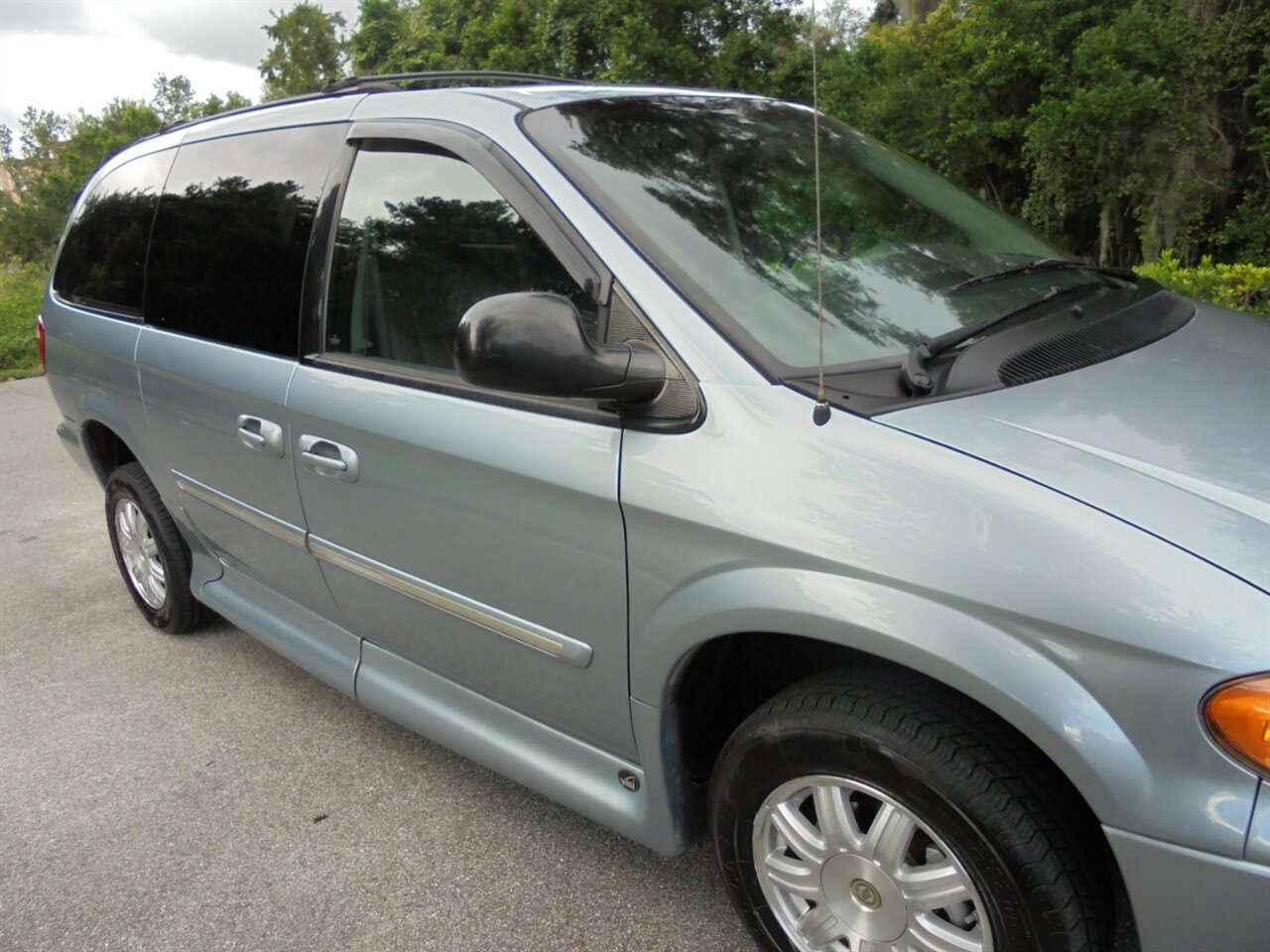 2006 Chrysler Town & Country Touring  VMi wheelchair ramp van - Photo 8 - Deland, FL 32720