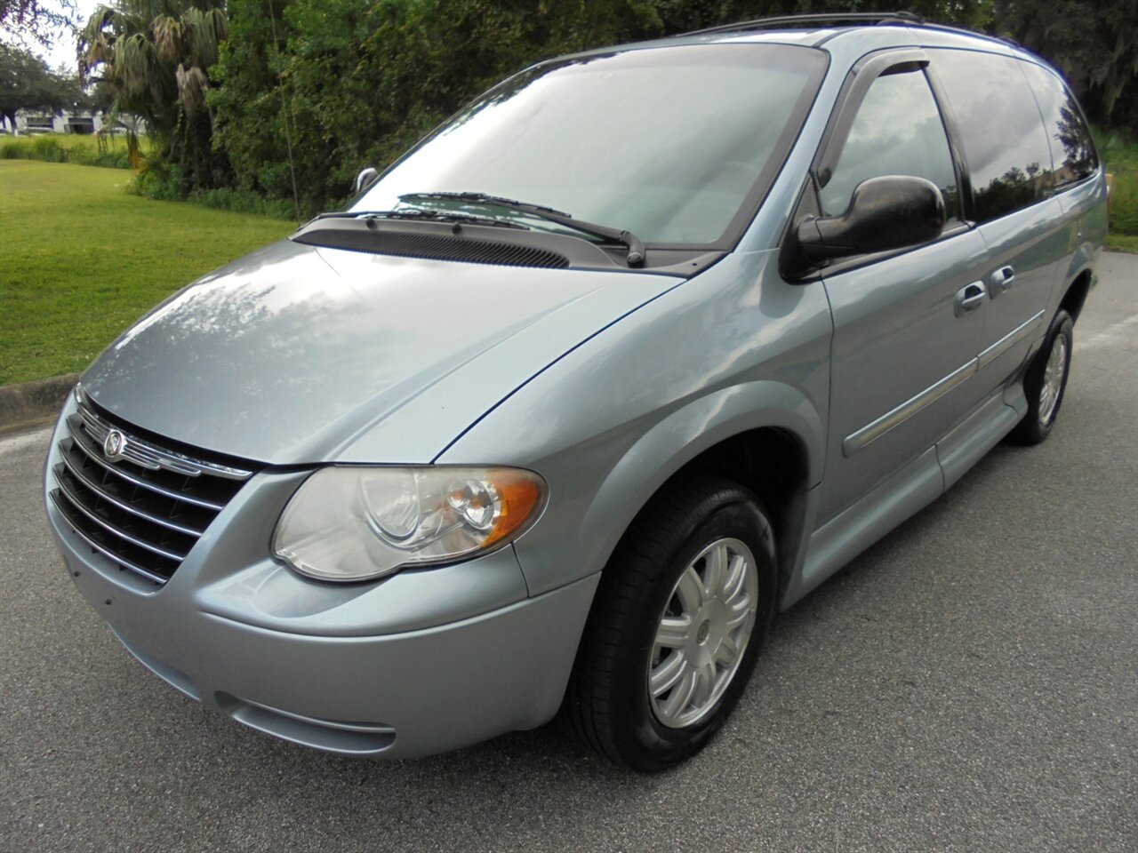 2006 Chrysler Town & Country Touring  VMi wheelchair ramp van - Photo 2 - Deland, FL 32720