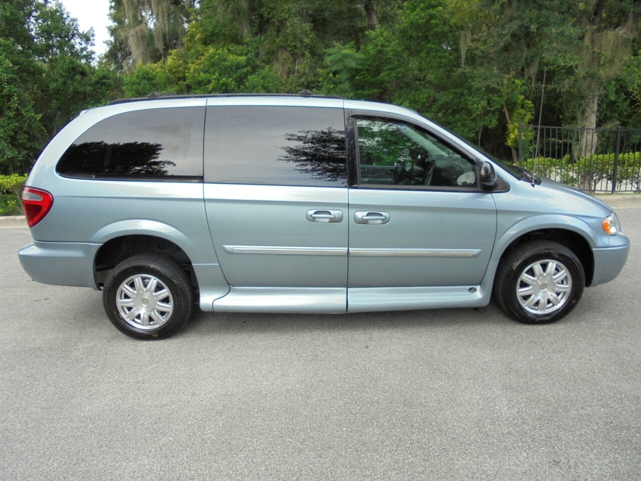 2006 Chrysler Town & Country Touring  VMi wheelchair ramp van - Photo 15 - Deland, FL 32720