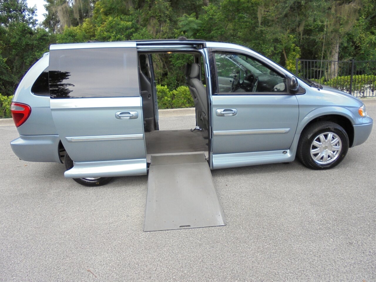 2006 Chrysler Town & Country Touring  VMi wheelchair ramp van - Photo 23 - Deland, FL 32720