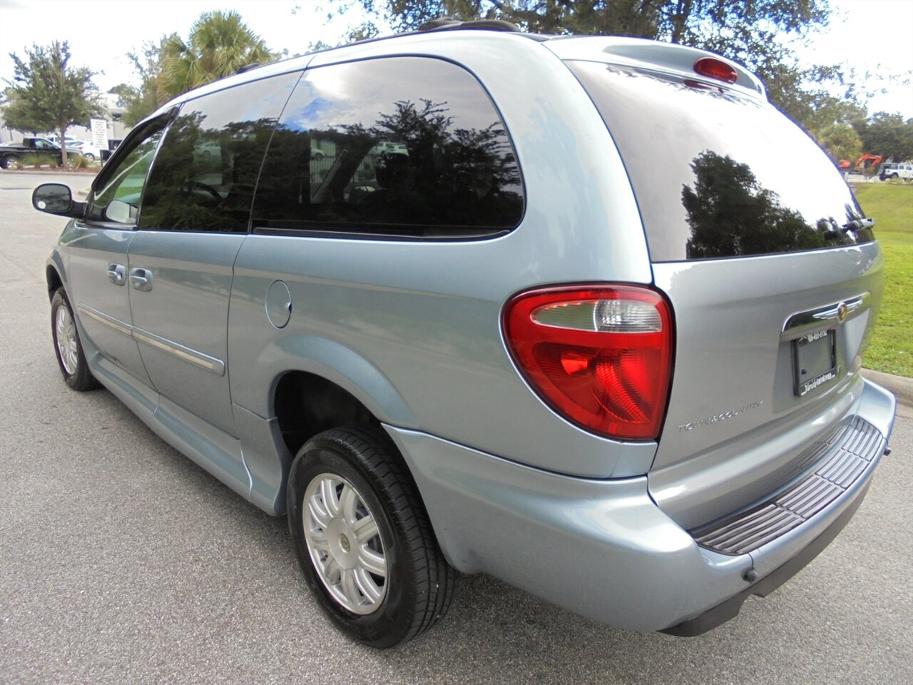 2006 Chrysler Town & Country Touring  VMi wheelchair ramp van - Photo 4 - Deland, FL 32720