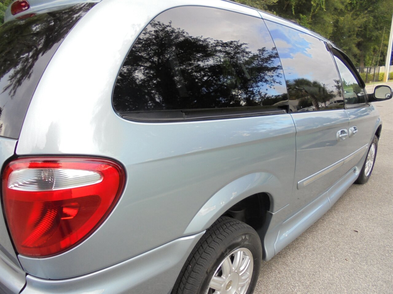 2006 Chrysler Town & Country Touring  VMi wheelchair ramp van - Photo 13 - Deland, FL 32720