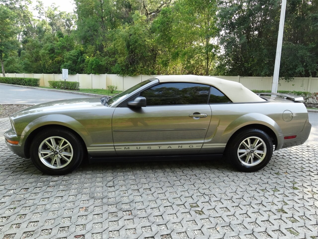 2005 Ford Mustang V6 Deluxe Leather - Photo 24 - Deland, FL 32720