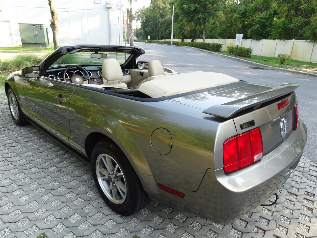 2005 Ford Mustang V6 Deluxe Leather - Photo 3 - Deland, FL 32720