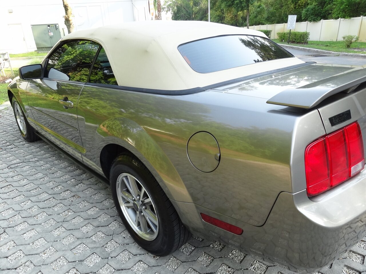 2005 Ford Mustang V6 Deluxe Leather - Photo 17 - Deland, FL 32720