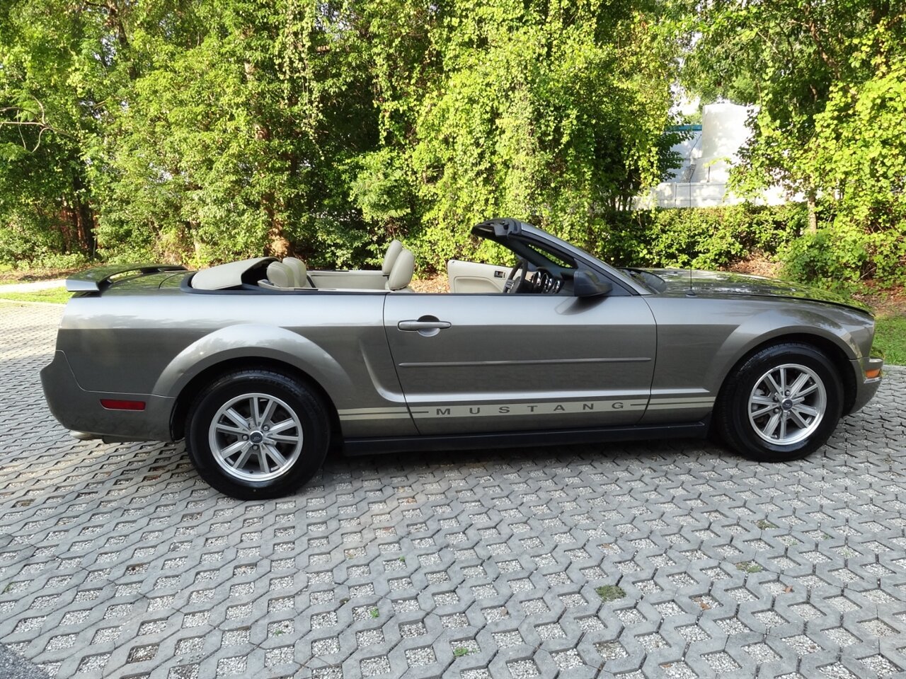 2005 Ford Mustang V6 Deluxe Leather - Photo 21 - Deland, FL 32720