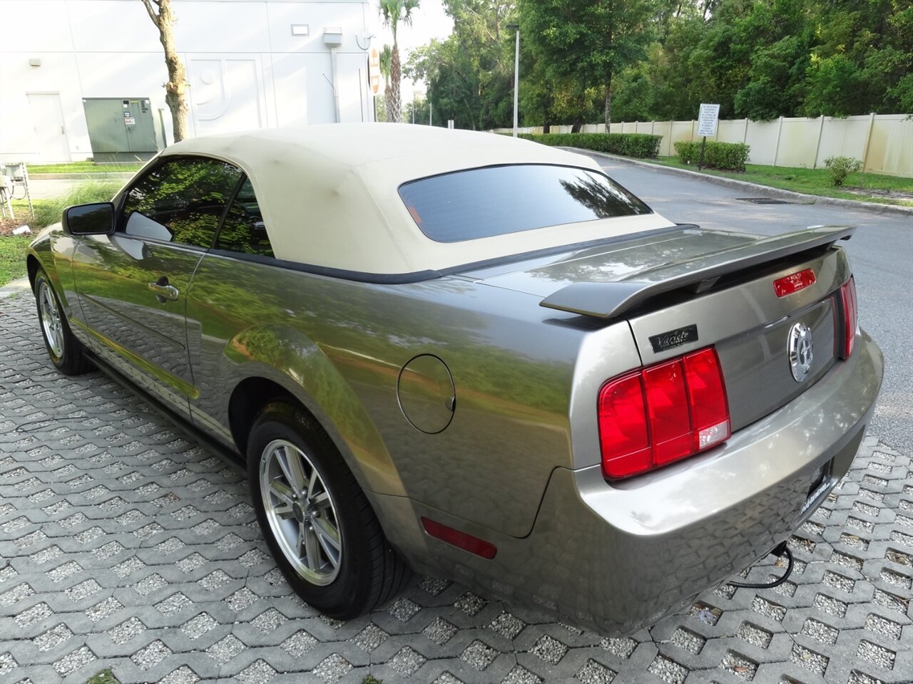 2005 Ford Mustang V6 Deluxe Leather - Photo 7 - Deland, FL 32720
