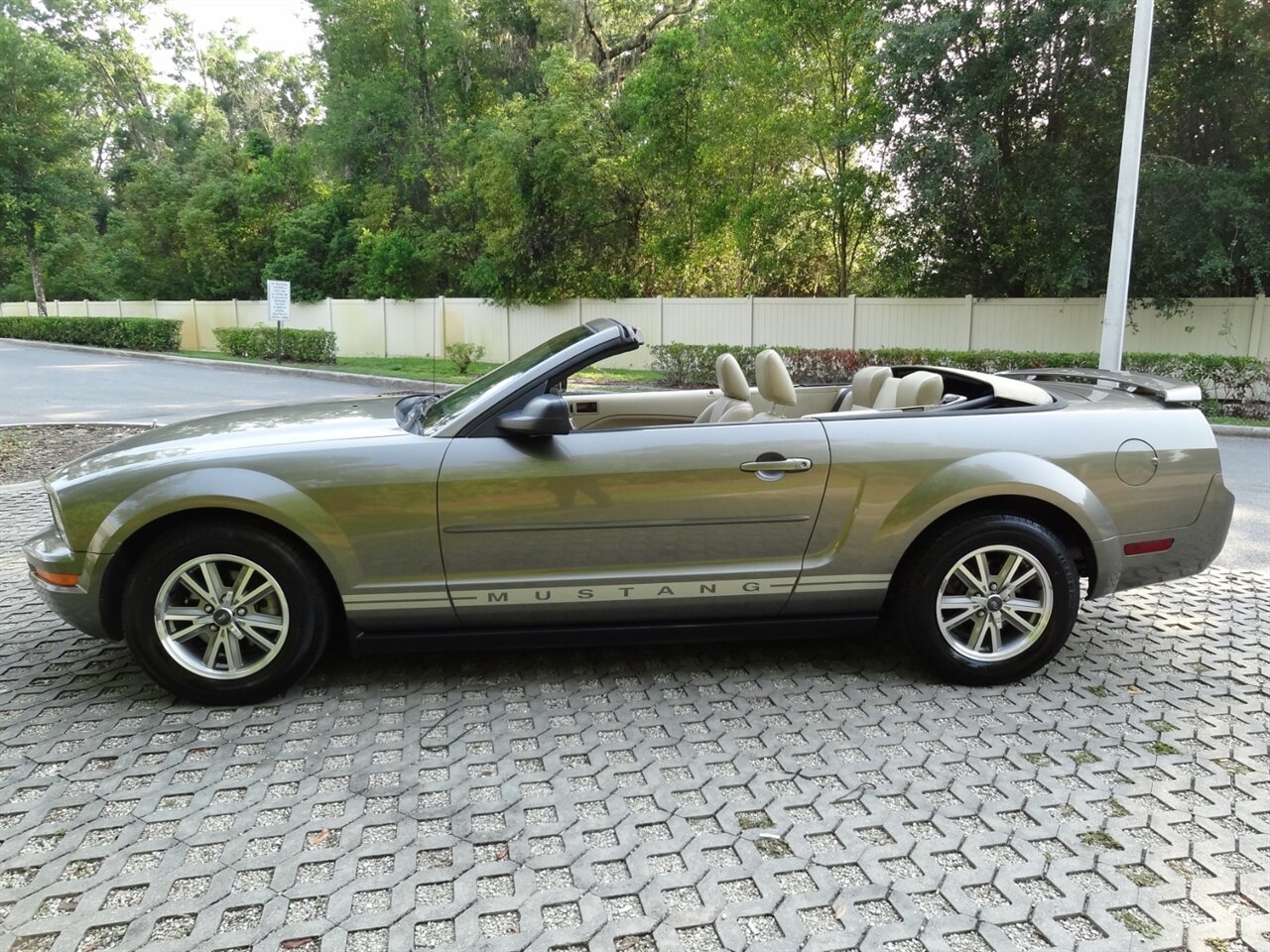 2005 Ford Mustang V6 Deluxe Leather - Photo 22 - Deland, FL 32720